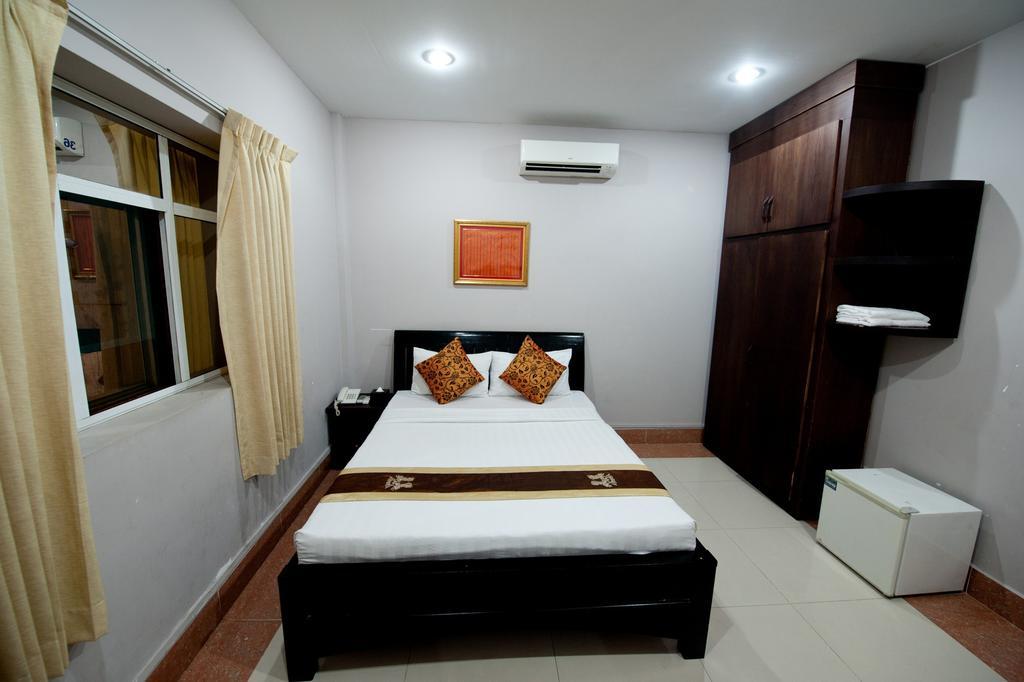 Circuit Hotel & Cafe - Nana Hotel Phnom Penh Exterior photo